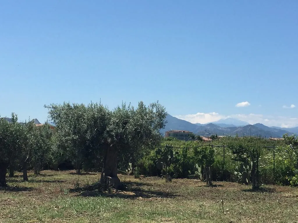 バルチェッローナ・ポッツォ・ディ・ゴット Casale Mediterraneoヴィラ 0*,  イタリア